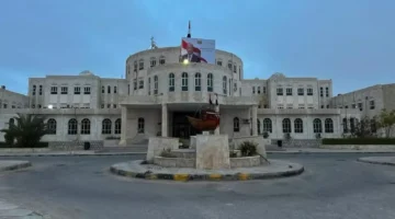 تأييد واسع بمحافظة المهرة.. قرارات العليمي الطارئة تحظى بدعم محلي وشكر رسمي للسعودية